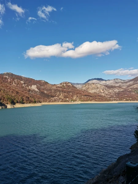Водохранилище около дамбы