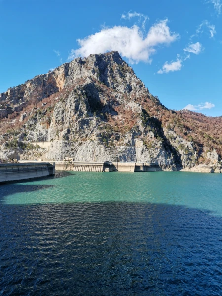 Водохранилище около дамбы