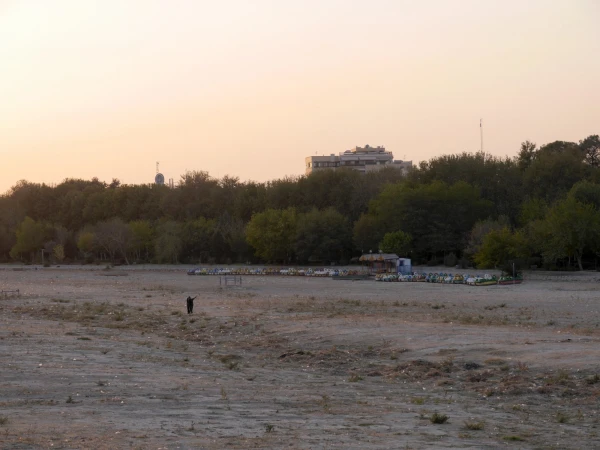Велосипеды горестно стоят у берега