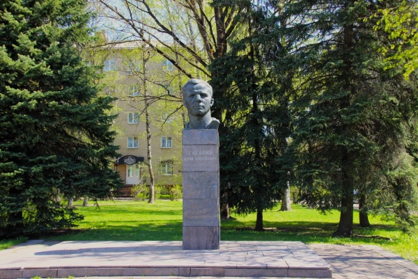 Смоленск. Памятник Первому космонавту Гагарину Ю.А. в скверике на проспекте Гагарина. «В дар родному городу от автора. Л.Кербель-70». Установлен в 1974 г.  Автор Л.Е. Кербель. 