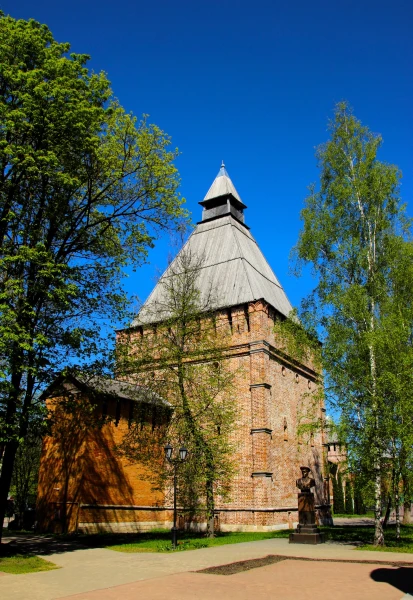 Смоленск. Мемориальный парк. Никольская башня Смоленской крепостной стены. 