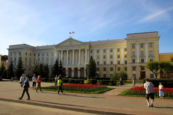 Дом Правительства (ранее Дом Советов, 1930). Здание Администрации Смоленской области.
