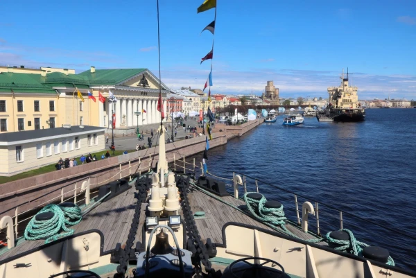 Санкт-Петербург. Набережная Лейтенанта Шмидта. Ледокол Красин.