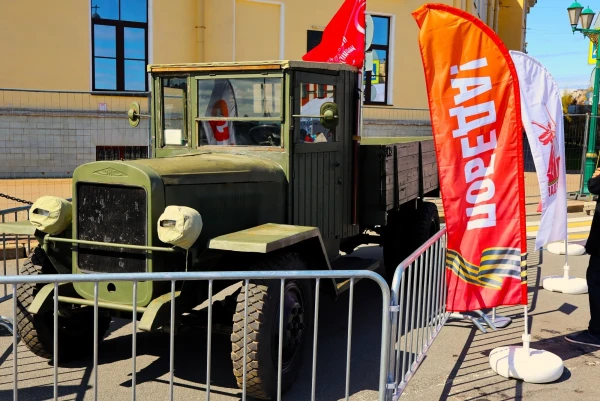 Санкт-Петербург. Набережная Лейтенанта Шмидта. Грузовик УАЗ-ЗИС-5В (годы выпуска 1942-1944).