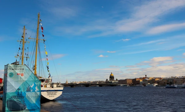 Санкт-Петербург. Набережная Лейтенанта Шмидта. Учебное парусно-моторное судно «Юный Балтиец».