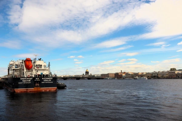 Санкт-Петербург. Набережная Лейтенанта Шмидта. Многоцелевое судно Александр Удалов. Судно ходит под флагом России и названо в честь Александра Петровича Удалова (1922–2014) — бригадира слесарей-монтажников завода «Красное Сормово», Героя Социалистического Труда.