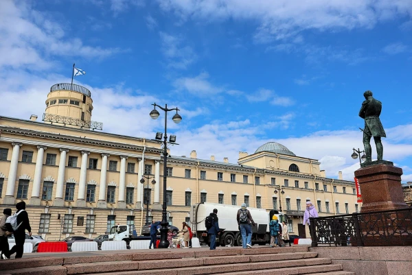 Санкт-Петербург. Набережная Лейтенанта Шмидта. Военно-морская академия им. адмирала флота Советского Союза Н.Г. Кузнецова .