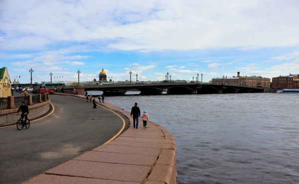 Санкт-Петербург. Набережная Лейтенанта Шмидта. Благовещенский мост. 