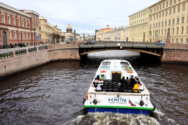 Санкт-Петербург. Поцелуев мост — одно из знаковых мест Санкт-Петербурга, которое обросло легендами за счёт своего названия. Однако происхождение названия моста не столь романтично — на левом берегу реки Мойки, на месте современного дома №100, находился трактир «Поцелуй», принадлежавший купцу Поцелуеву, в результате чего и мост стал называться Поцелуев.  С моста открывается панорамный вид на Исаакиевский собор. Длина моста 41 м, ширина 24 м.  Построен в 1808-1816 гг., 1907-1908 гг. Архитекторы: В.И. Гесте, А.П. Пшеницкий.