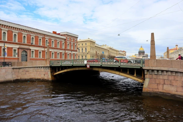 Санкт-Петербург. Поцелуев мост — одно из знаковых мест Санкт-Петербурга, которое обросло легендами за счёт своего названия. Однако происхождение названия моста не столь романтично — на левом берегу реки Мойки, на месте современного дома №100, находился трактир «Поцелуй», принадлежавший купцу Поцелуеву, в результате чего и мост стал называться Поцелуев.  С моста открывается панорамный вид на Исаакиевский собор. Длина моста 41 м, ширина 24 м.  Построен в 1808-1816 гг., 1907-1908 гг. Архитекторы: В.И. Гесте, А.П. Пшеницкий.