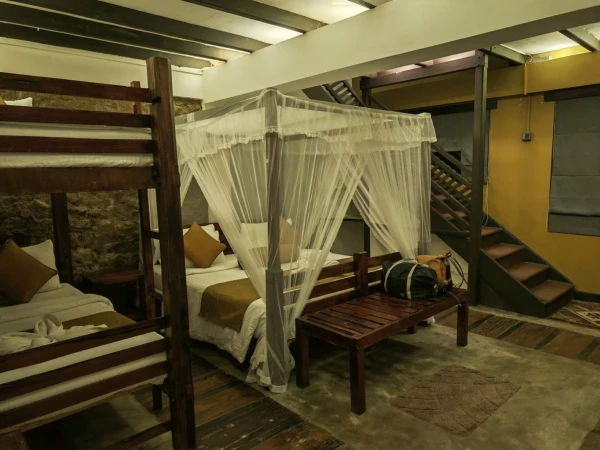Отличный  двухэтажный трехместный номер в отличном небольшом отеле Train View Chalet