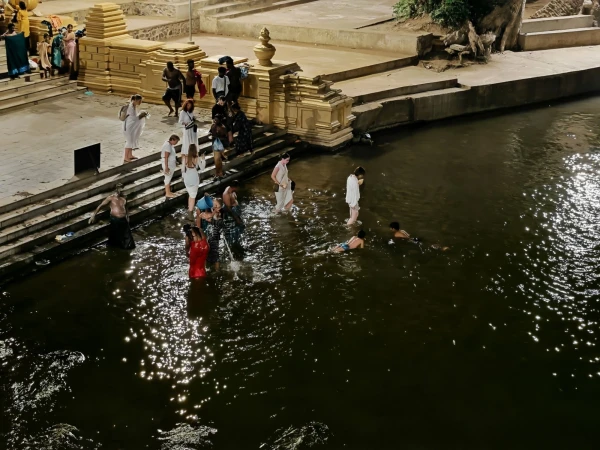 Наш ночной поход в храмовый комплекс Катарагама. Воды реки священные, а еще в них  водится очень много рыбы и ланкийских детей...