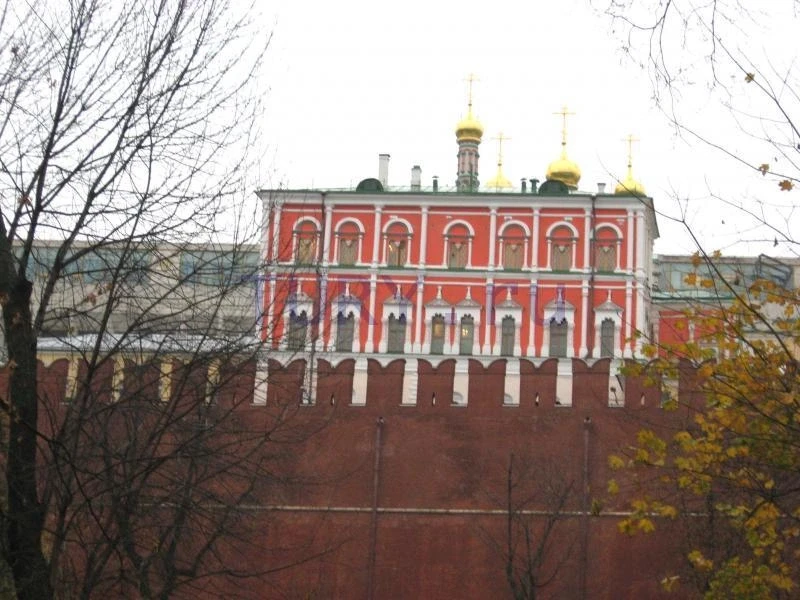За Теремным дворцом располагается Потешный дворец.