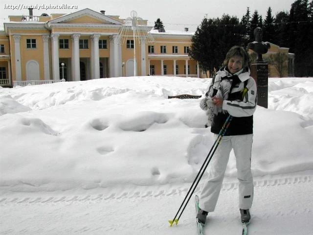 У главного корпуса