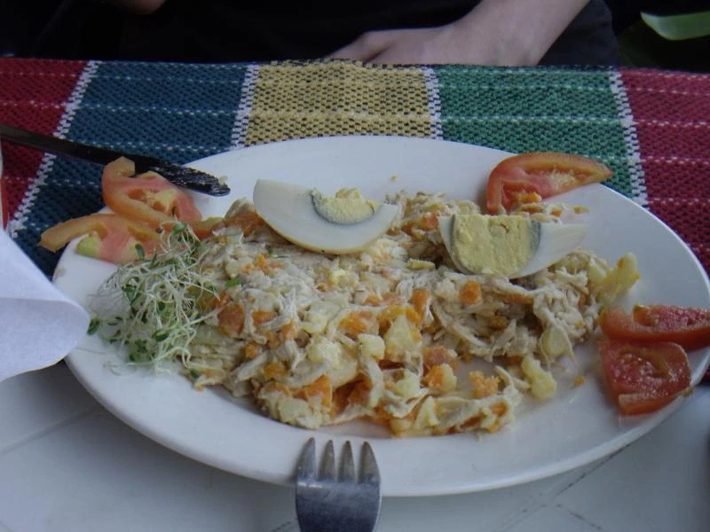 Салат - очень популярный местными - пресный по вкусу