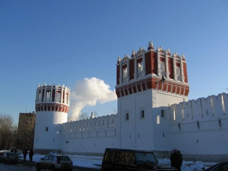 Слева Никольская башня, а правее Царицына
