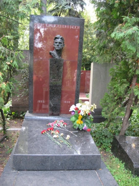 Поэт Вл. Маяковский