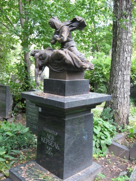 Скульптор Л. Кербель