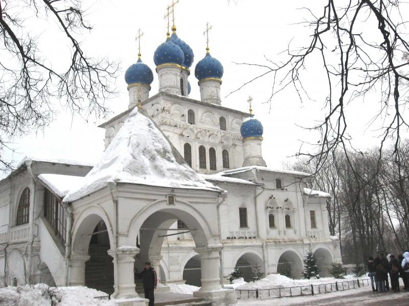 У храма Казанской иконы Божией Матери.