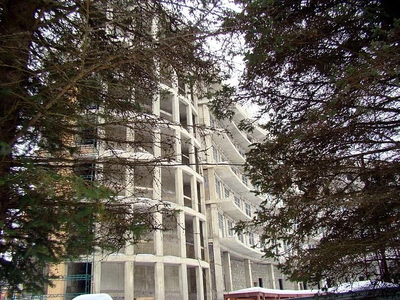 Стройка рядом с бассейном