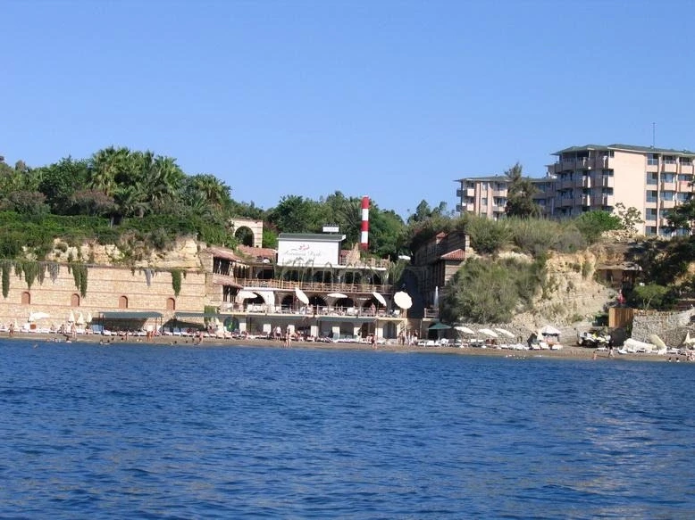 Вид на отель и его пляж с моря