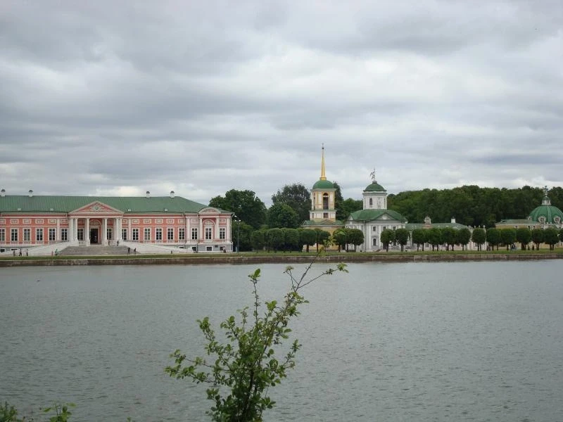 дворец издалека