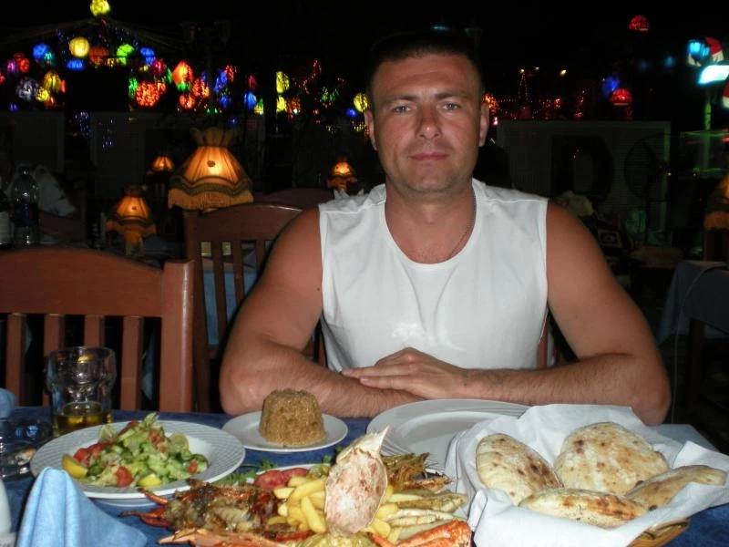 на ужине в ресторанчике в нааме