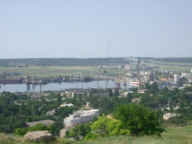 КЕРЧЬ. Вид на порт с площадки обелиска Славы...