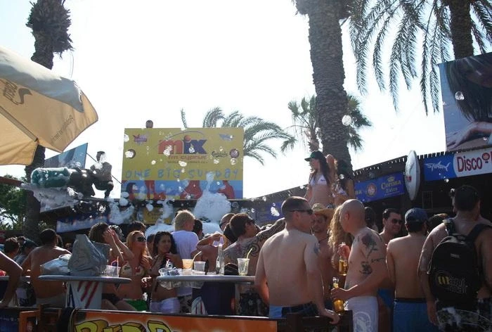 пенная дискотека на пляже Nissi B,