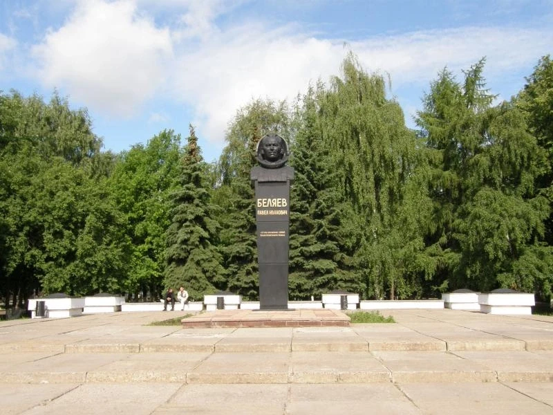 На площади памятник космонавту П.Беляеву
