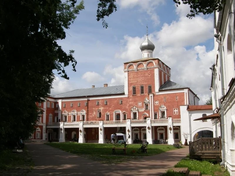 Архиерейский двор