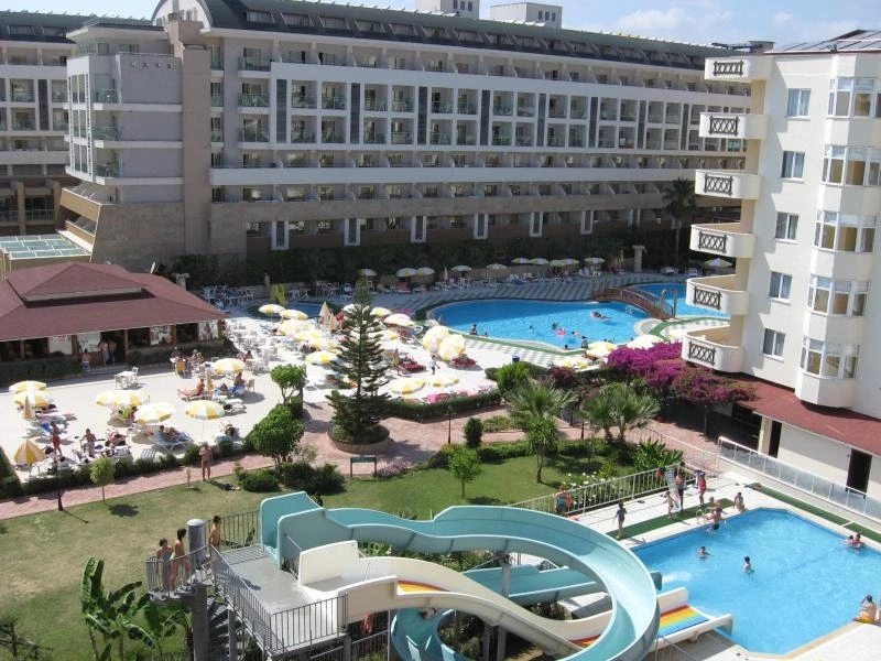 вид с балкона на "Hedef resort" и "Titan garden"