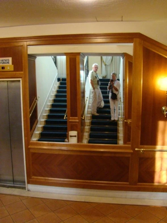 Поднимаемся по лестнице из ресторана