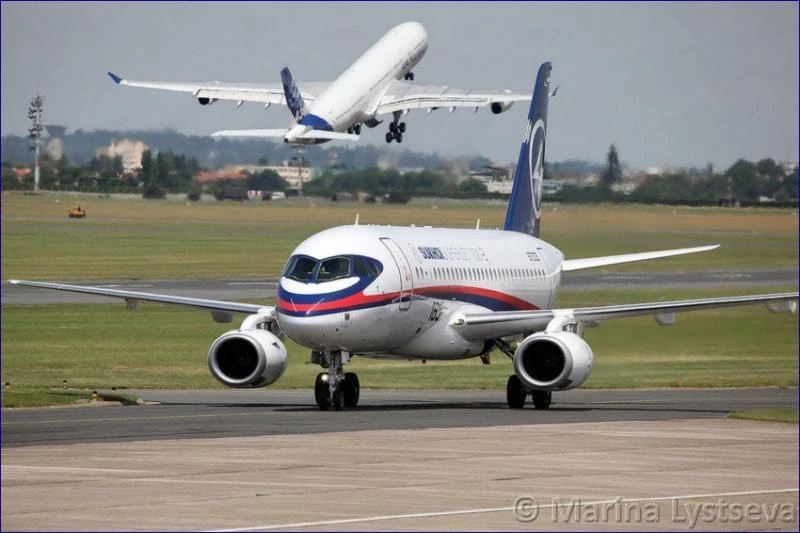 А сзади взлетает А-340