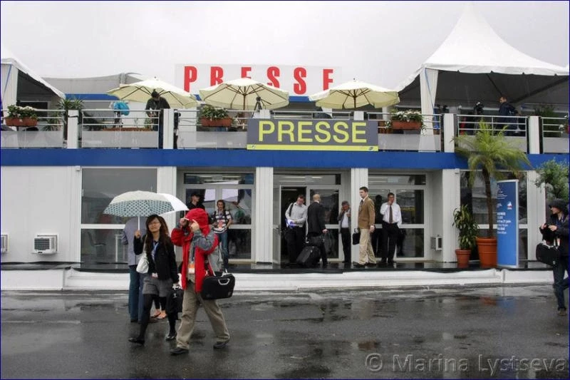 Вход для журналюг с 8:30. Пришел раньше - мокни...
