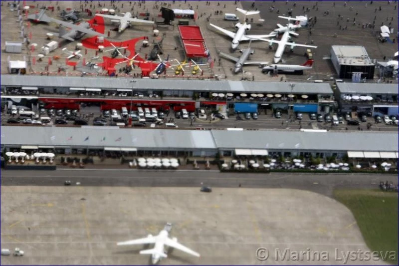 Одинокий Ан-148 на перроне