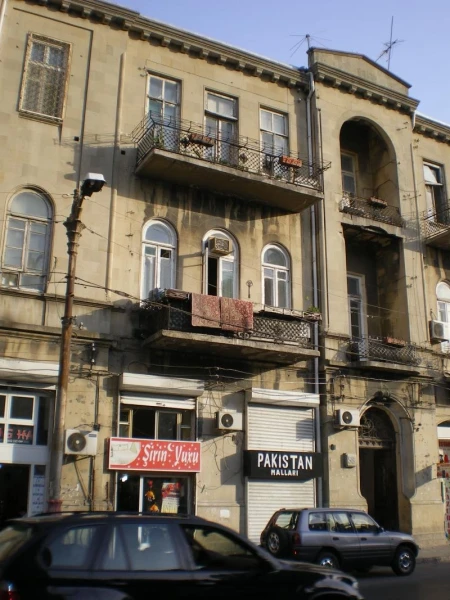 В этом доме жили