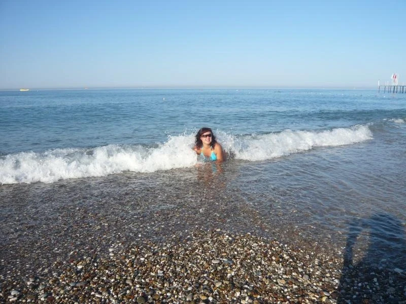 В море