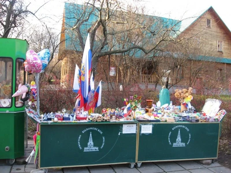 Сзади виден дом экскурсоводов