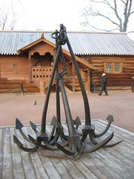 У домика Петра I