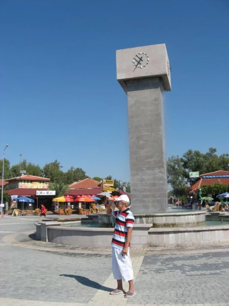 Местная торговая площадь. В ожидании супруги.