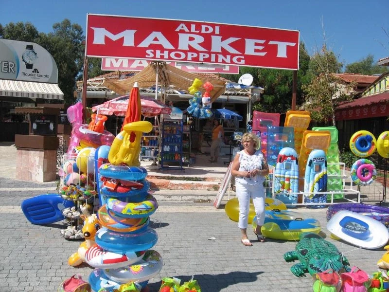 В местном торговом бутике (возле отеля).
