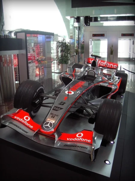 Mclaren-Mercedes F-1 на выходе из отеля