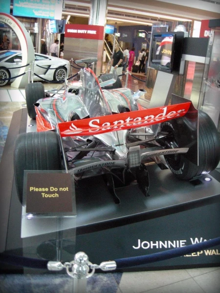 Mclaren-Mercedes F-1 на выходе из отеля