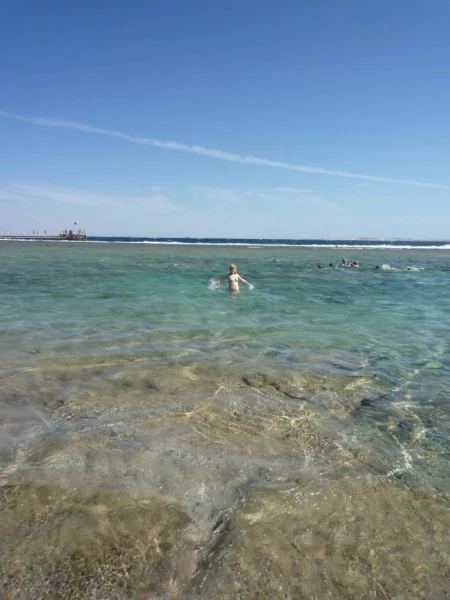 В море