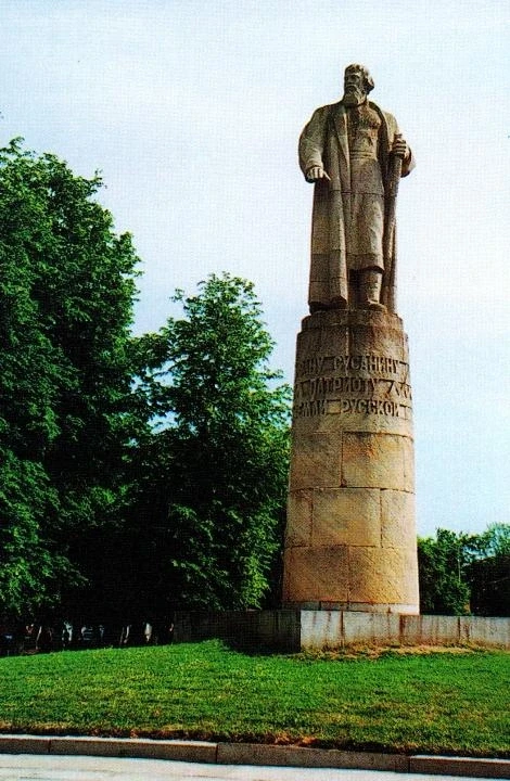 Кострома. Памятник первому экскурсоводу - Ивану Сусанину.