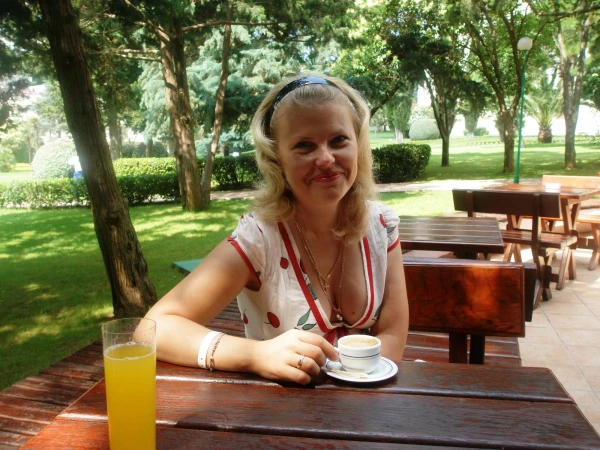 в баре на улице