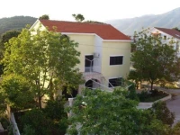 Dragans Den Hostel  
