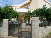 Uteha Holiday Home 