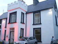 The Valley House Hostel & Bar 